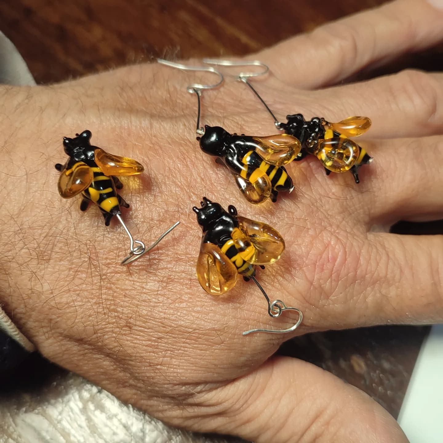 Amuletos de abejas en vidrio de candilón · Mancor de la Vall