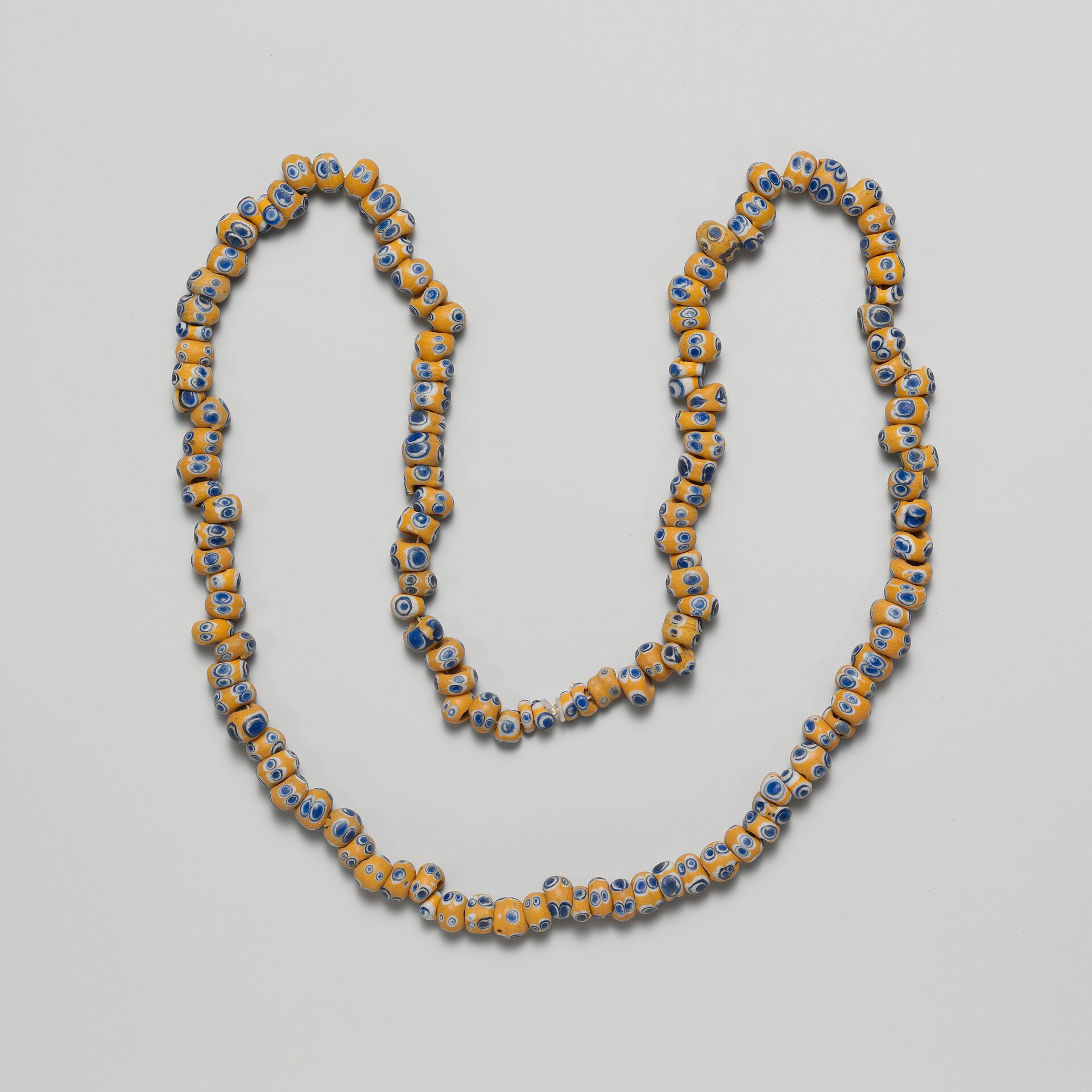 Collar de cuentas y caras